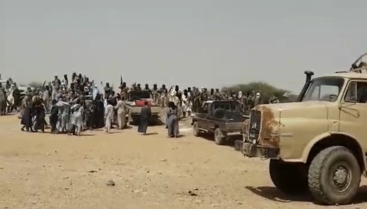 Mali: Screenshots from vidéo showing the arrival of JNIM prisoners convoy released in exchange for the 3 foreign hostages and Malian political leader on October 8th