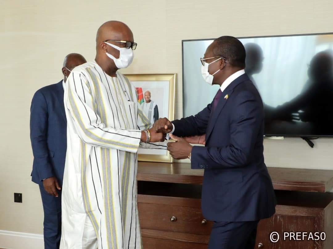 Presidents Burkina-bé @rochkaborationpf and Beninese @PatriceTalonPR talk about the security crisis in the Sahel and the threats to the Gulf of Guinea countries, on the sidelines of the extraordinary summits of UEMOA and ECOWAS, in Accra