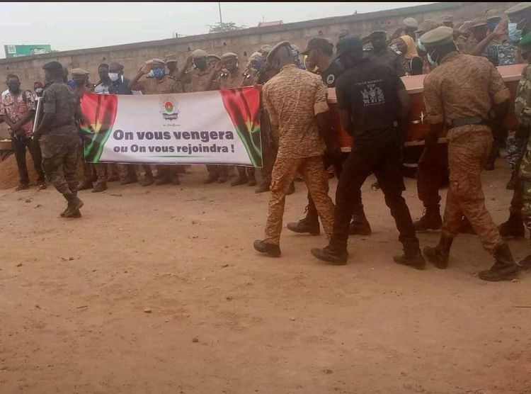 We will avenge you or we will join you. Message at the burial, this Thursday, of the 13 gendarmes who fell in a terrorist ambush on Sunday on the Kaya-Dori axis. They now rest in the municipal cemetery of Ouagadougou.