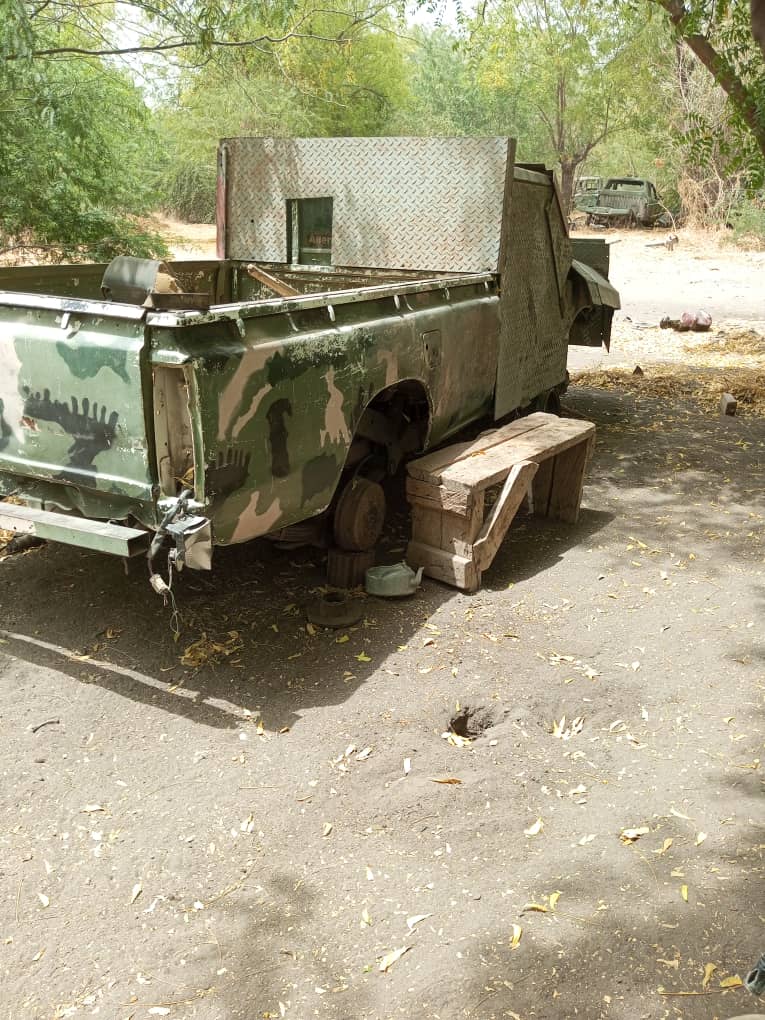 Nigerian forces captured an SVBIED workshop operated by ISWAP at Arinna near Mallam Fatori, Borno. Besides large amounts of tools, vehicles & equipment, a half finished up-armoured SVBIED was also seized. Standard NA pickup with armour kit - h/t @ZagazolaMakama2