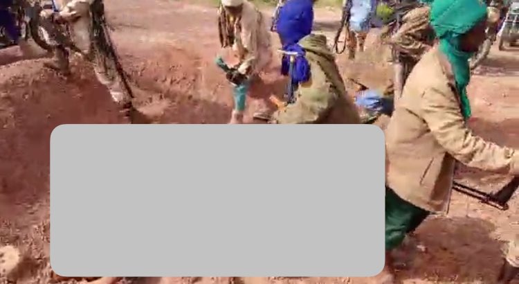 BurkinaFaso: capture of another video from Noaka Kaya in which dozens of corpses are visible scattered on the ground and in the holes/trenches which are part of the defense system submerged by the JNIM AQMIBurkinaFaso taken from the VDP base of Noaka by the JNIM AQIM on 26.06 30 dead video cut to hide the bodies on the ground