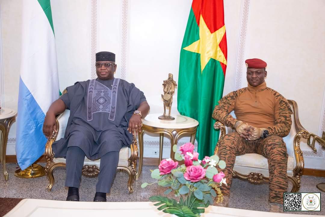 Der Präsident der Republik Sierra Leone, Julius Maada BIO, traf am Mittwochmorgen zu einem Arbeits- und Freundschaftsbesuch in Ouagadougou ein.