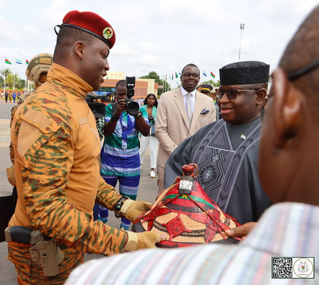 El presidente de la República de Sierra Leona, Julius Maada BIO, llegó este miércoles por la mañana a Uagadugú para una visita de trabajo y amistad