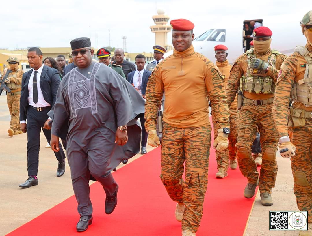 Der Präsident der Republik Sierra Leone, Julius Maada BIO, traf am Mittwochmorgen zu einem Arbeits- und Freundschaftsbesuch in Ouagadougou ein.