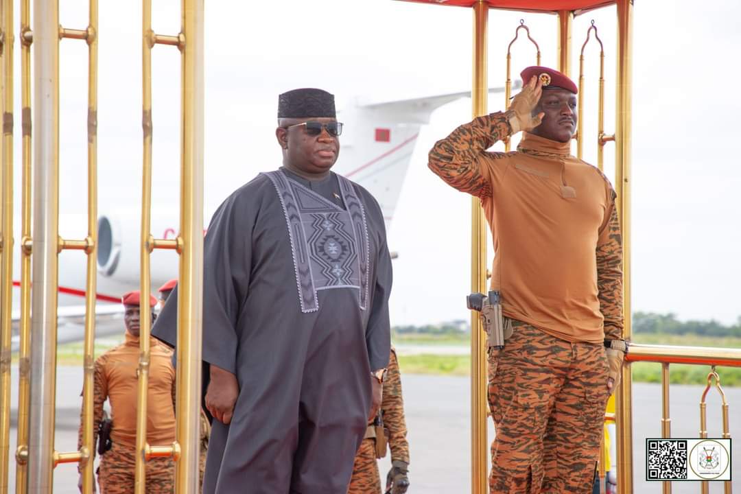 Der Präsident der Republik Sierra Leone, Julius Maada BIO, traf am Mittwochmorgen zu einem Arbeits- und Freundschaftsbesuch in Ouagadougou ein.