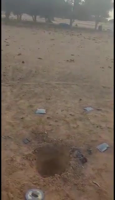 Ataque con drones Mali Kidal a unos 10 kilómetros al norte de Boghassa el 5 de agosto. Según su propia fuente, el objetivo atacado era un civil. Es interesante saber el tipo de munición utilizada dado el pequeño tamaño de los cráteres y los escombros visibles.