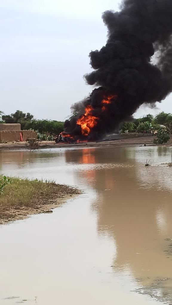 Mali Timbuktu: 4 mortos e 2 feridos neste ataque anteontem. Entre os mortos, um civil no caminhão, uma criança que passava e Abou Dzir al-Chinqiti, soldado simples do JNIM e sua esposa. O drone o rastreou durante a noite e até o ataque à tarde