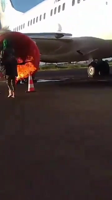 Mali: Yihadista del JNIM AQMI incendia un avión en el aeropuerto militar de Bamako