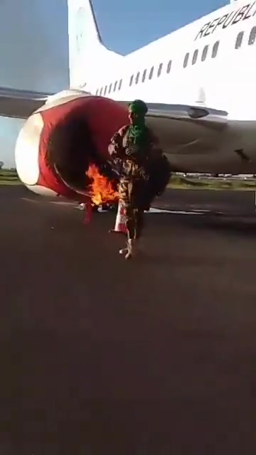 Mali: Yihadista del JNIM AQMI incendia un avión en el aeropuerto militar de Bamako