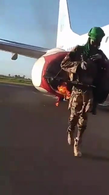 Mali: Dschihadist der JNIM AQMI zündet Flugzeug am Militärflughafen von Bamako an