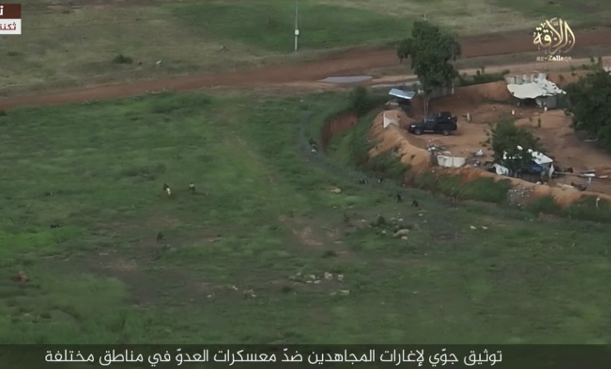 Geolocalização de um ataque do JNIM ao posto avançado de Kpékankandi, no Togo, filmado por um drone a oeste do posto avançado. Este posto avançado está localizado a menos de 250 metros da fronteira com Burkina Faso. (10.9865000, 0.6356389)Fonte: @WerbCharlie Togo: Também foi divulgada hoje pelo JNIM uma filmagem de drone de um ataque a um posto avançado militar em Kpékankandi