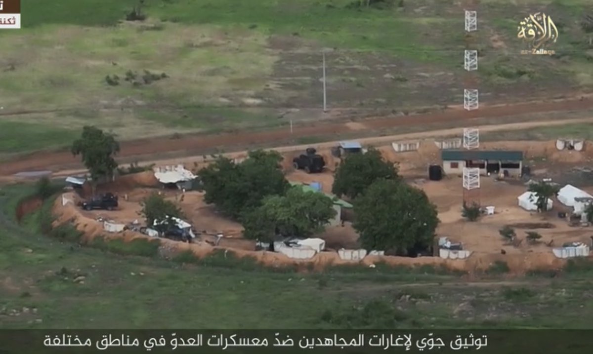 Geolocalização de um ataque do JNIM ao posto avançado de Kpékankandi, no Togo, filmado por um drone a oeste do posto avançado. Este posto avançado está localizado a menos de 250 metros da fronteira com Burkina Faso. (10.9865000, 0.6356389)Fonte: @WerbCharlie Togo: Também foi divulgada hoje pelo JNIM uma filmagem de drone de um ataque a um posto avançado militar em Kpékankandi