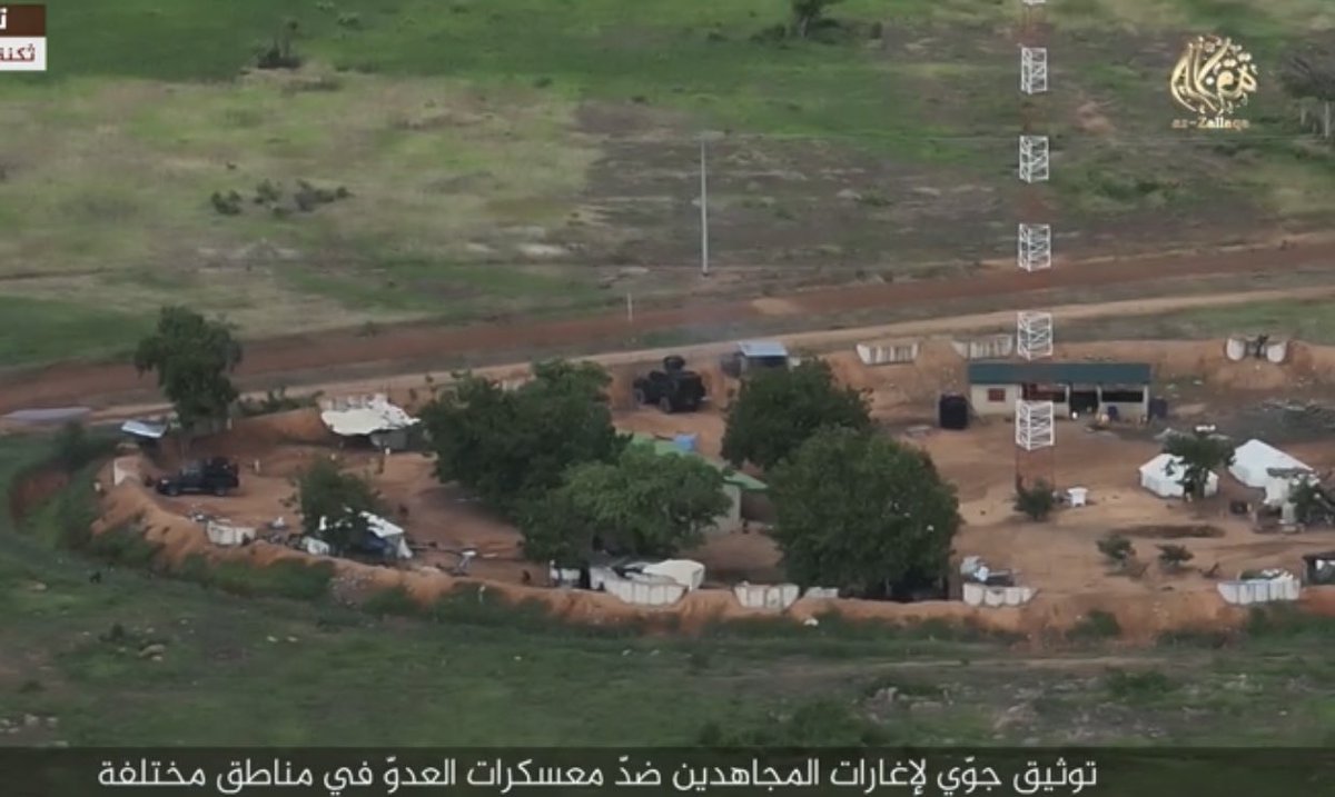 Geolocalização de um ataque do JNIM ao posto avançado de Kpékankandi, no Togo, filmado por um drone a oeste do posto avançado. Este posto avançado está localizado a menos de 250 metros da fronteira com Burkina Faso. (10.9865000, 0.6356389)Fonte: @WerbCharlie Togo: Também foi divulgada hoje pelo JNIM uma filmagem de drone de um ataque a um posto avançado militar em Kpékankandi