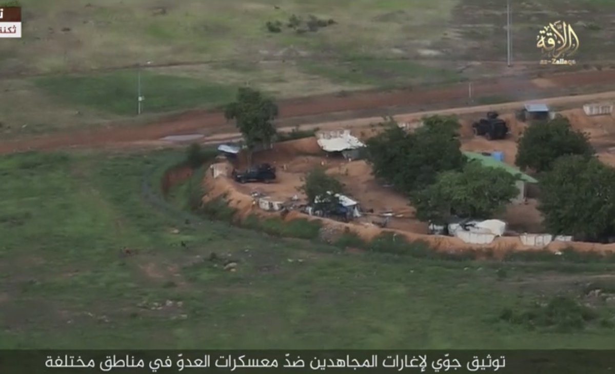 Geolocalização de um ataque do JNIM ao posto avançado de Kpékankandi, no Togo, filmado por um drone a oeste do posto avançado. Este posto avançado está localizado a menos de 250 metros da fronteira com Burkina Faso. (10.9865000, 0.6356389)Fonte: @WerbCharlie Togo: Também foi divulgada hoje pelo JNIM uma filmagem de drone de um ataque a um posto avançado militar em Kpékankandi