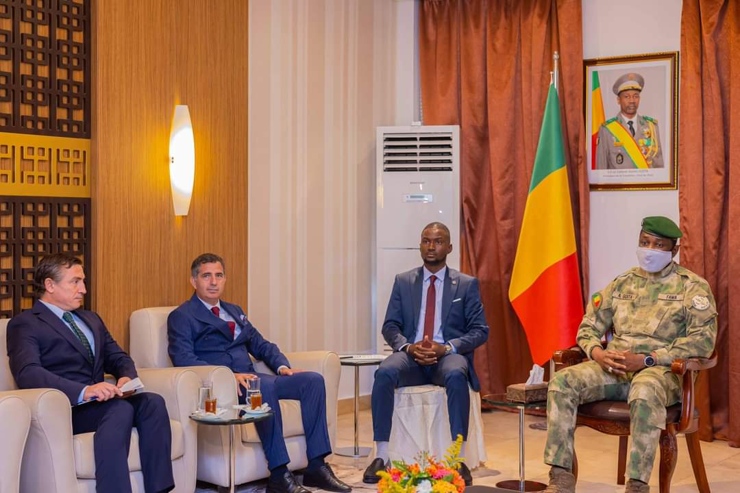 Mali en Turkije bezegelen parlementaire vriendschap. De president van de transitie, kolonel Assimi Goïta, ontving deze dinsdag 8 oktober een Turkse parlementaire delegatie, onder leiding van professor Orhan Deligoz. De discussies waren gericht op het versterken van bilaterale samenwerking, met name op het gebied van veiligheid, gezondheid en onderwijs. Turkije bevestigde zijn steun voor het transitieproces in Mali en veroordeelde de terroristische aanslagen