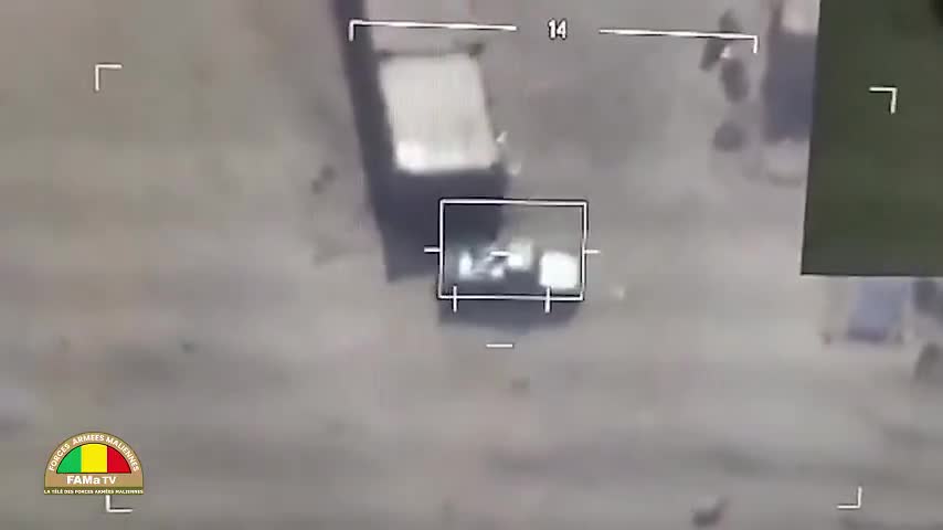 Mali Silahlı Kuvvetleri (FAMa), terörle mücadele operasyonları kapsamında Kidal bölgesindeki hedeflere yönelik gerçekleştirdikleri hava saldırılarının görüntülerini yayınladı.