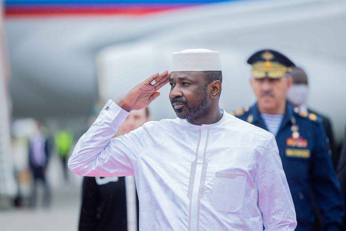 El líder de la junta de Mali llegó a Moscú para reunirse con Putin.