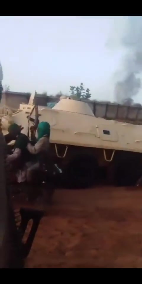 Mali: On the morning of August 19, in a series of coordinated attacks, JNIM militants took control of the Farabougou base (14.9004, -6.1522). Analysis of the images shows that they arrived through the northeast entrance of the base.