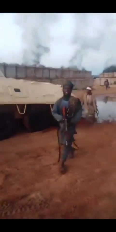 Mali: On the morning of August 19, in a series of coordinated attacks, JNIM militants took control of the Farabougou base (14.9004, -6.1522). Analysis of the images shows that they arrived through the northeast entrance of the base.