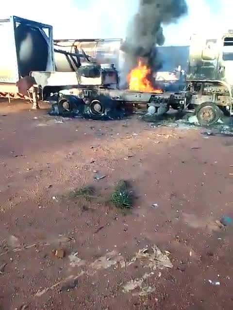 تواصل جماعة نصرة الإسلام والمسلمين هدفها الاستراتيجي المتمثل في شلّ اقتصاد مالي من خلال استهداف إمدادات الوقود. في وقت سابق من اليوم (27/9)، أشعلت الجماعة النار في عدة شاحنات وقود في نارينا (منطقة كوليكورو). ومع ارتفاع أسعار الوقود، بمعدل يتراوح بين 3 و4 أضعاف، قلّص الناس من تنقلاتهم.
