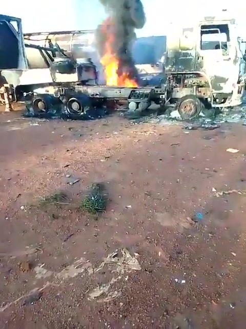 JNIM continues its startegic goal to paralize Mali's economy by targeting fuel supplies. Earlier today (27/9), the group set fire to multiple fuel trucks in Narena (Koulikoro region).  nAs fuel prices rose, averagedly, around 3-4 times, people are limiting their movements