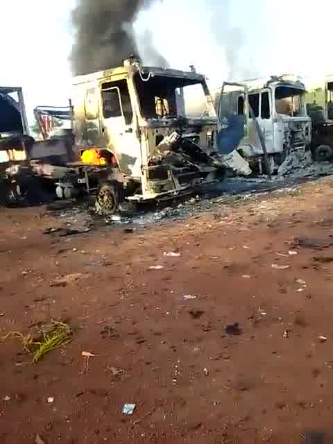 JNIM continues its startegic goal to paralize Mali's economy by targeting fuel supplies. Earlier today (27/9), the group set fire to multiple fuel trucks in Narena (Koulikoro region).  nAs fuel prices rose, averagedly, around 3-4 times, people are limiting their movements