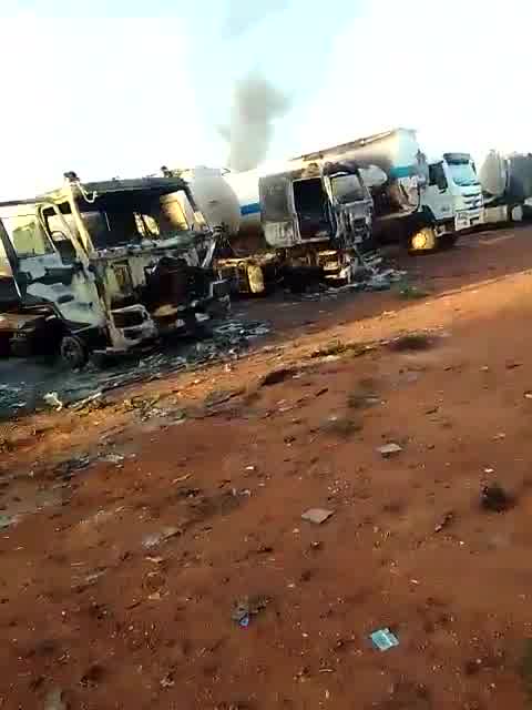 JNIM continues its startegic goal to paralize Mali's economy by targeting fuel supplies. Earlier today (27/9), the group set fire to multiple fuel trucks in Narena (Koulikoro region).  nAs fuel prices rose, averagedly, around 3-4 times, people are limiting their movements