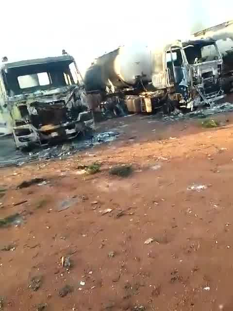 JNIM continues its startegic goal to paralize Mali's economy by targeting fuel supplies. Earlier today (27/9), the group set fire to multiple fuel trucks in Narena (Koulikoro region).  nAs fuel prices rose, averagedly, around 3-4 times, people are limiting their movements