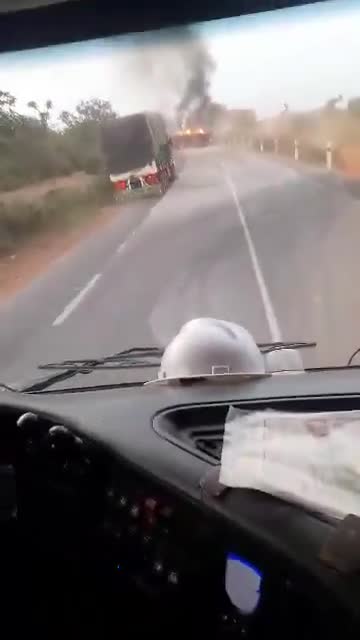 Hier au Mali, dans la région de Bougouni, le JNIM d'Al-Qaïda a incendié plus de trois camions-citernes entre Kadiana et Kolondièba, près de la frontière avec la Côte d'Ivoire.