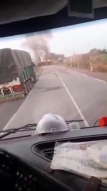 Yesterday in Mali, in the Bougouni region, Al Qaeda's JNIM set fire to more than three tanker trucks between Kadiana and Kolondièba, near the border with Ivory Coast.