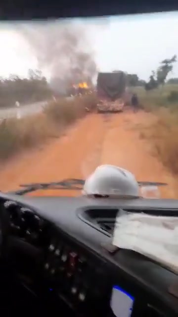 Yesterday in Mali, in the Bougouni region, Al Qaeda's JNIM set fire to more than three tanker trucks between Kadiana and Kolondièba, near the border with Ivory Coast.