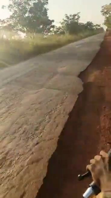 Jnım militants returned to show the burned tankers. As far as I can count, 41 fuel tankers were burned in the ambush between Zegoua and Sikasso