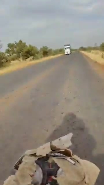 Tuareg JNIM militant and his unit on the road between Kita and Bamako, they seem to be patrolling while trucks pass by unbothered, this is new evidence of significant reinforcements mobilized by JNIM from northern Mali to the west to enforce the ongoing fuel blockade