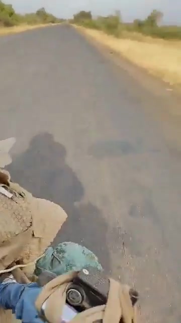 Tuareg JNIM militant and his unit on the road between Kita and Bamako, they seem to be patrolling while trucks pass by unbothered, this is new evidence of significant reinforcements mobilized by JNIM from northern Mali to the west to enforce the ongoing fuel blockade