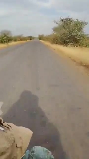 Tuareg JNIM militant and his unit on the road between Kita and Bamako, they seem to be patrolling while trucks pass by unbothered, this is new evidence of significant reinforcements mobilized by JNIM from northern Mali to the west to enforce the ongoing fuel blockade